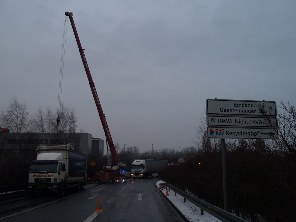 LKW Anhaenger umgekippt Koeln Niehl Geestemuenderstr Industriestr P51.JPG